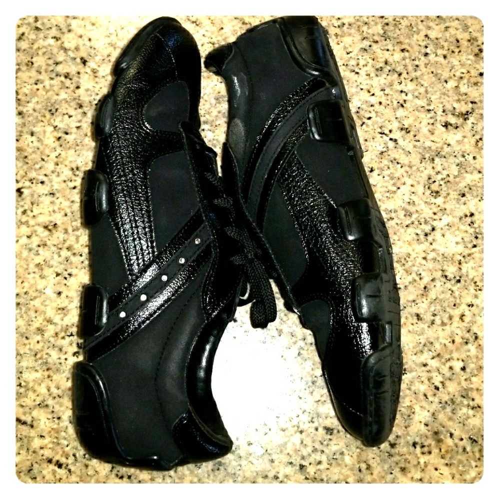 Black tennis shoes